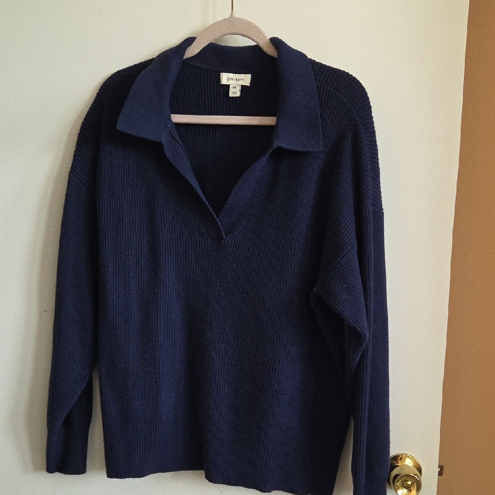 On 33th Navy Blue Women's V-neck Sweater